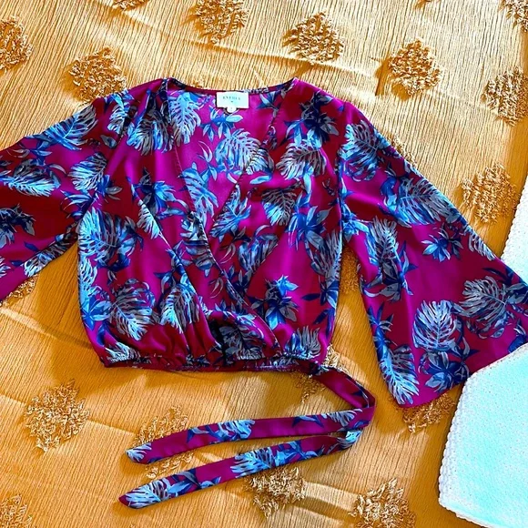 FREE SHIP Everly Floral Faux Wrap Cropped Top, Sz S - Picture 3 of 7
